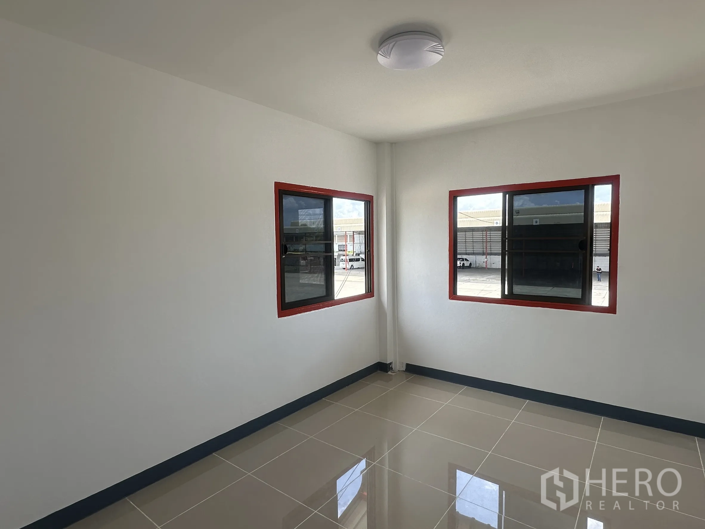 Land for rent in Wang Noi, Phra Nakhon Si Ayutthaya - Corner office room with tiled floor and windows overlooking the yard.
