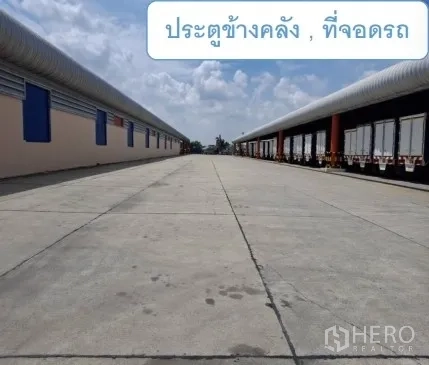 货栈 出租在Mueang Pathum Thani, Pathum Thani - 两栋仓库之间的车道，可停放拖车