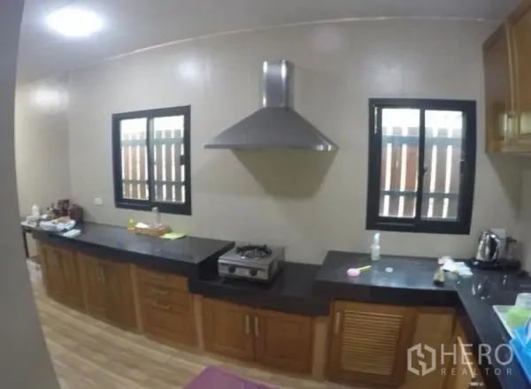 บ้าน ขาย - ครัวไทยรูปตัว U เคาน์เตอร์หินสีดำ เครื่องดูดควัน และหน้าต่างสองบาน