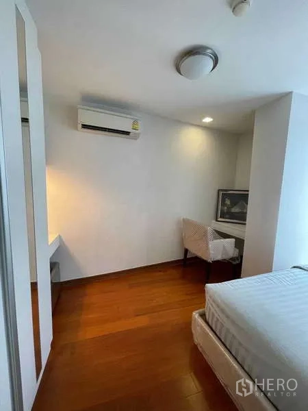 คอนโด ขายในWatthana, Bangkok - ห้องนอนที่สองพร้อมโต๊ะทำงาน เครื่องปรับอากาศ และพื้นไม้