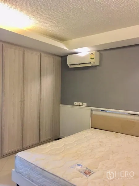 คอนโด ให้เช่าในKhlong Toei, Bangkok - มุมห้องนอนพร้อมตู้เสื้อผ้าบิวท์อินและแอร์แขวนผนัง