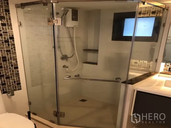 บ้าน ให้เช่าในBang Kapi, Bangkok - ห้องน้ำพร้อมตู้กระจกกั้นอาบน้ำ กระเบื้องโมเสก และอ่างล้างหน้า