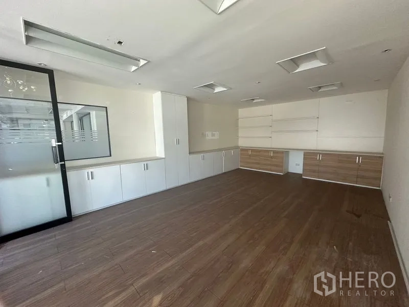 Warehouse for rent in Saphan Sung, Bangkok - Fitted office room with wood-look flooring and built-in cabinets.