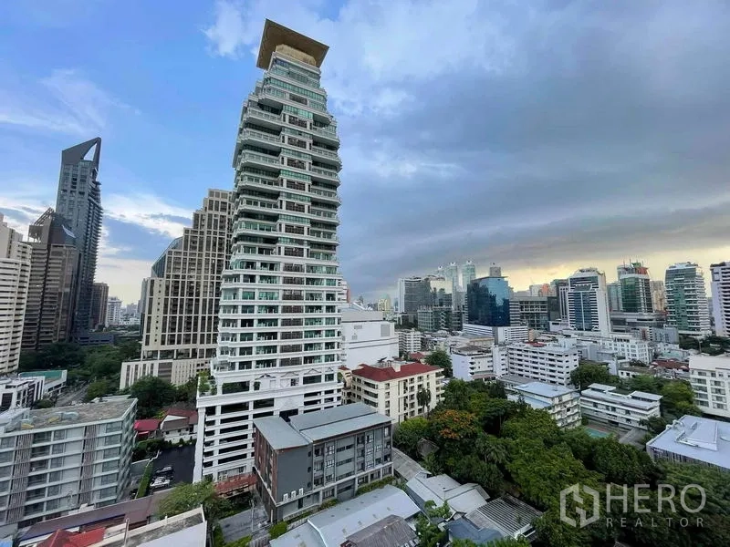 คอนโด ให้เช่าในWatthana, Bangkok - วิวระเบียงชั้นสูง เห็นสกายไลน์สุขุมวิทและพื้นที่สีเขียวใกล้พร้อมพงษ์