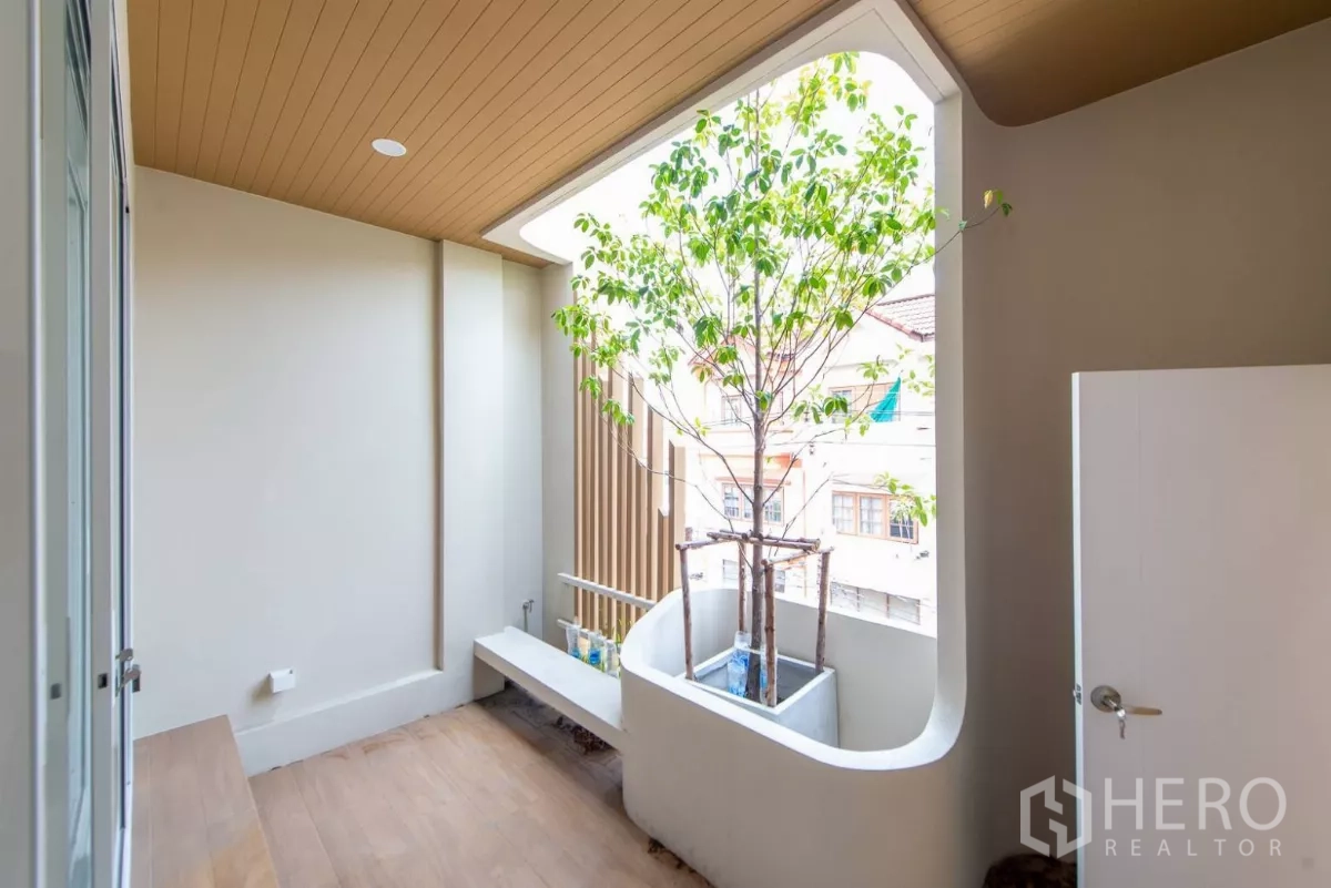 联排别墅 出售在Lat Phrao, Bangkok - 私密阳台，内置长椅与种植池，口袋花园氛围