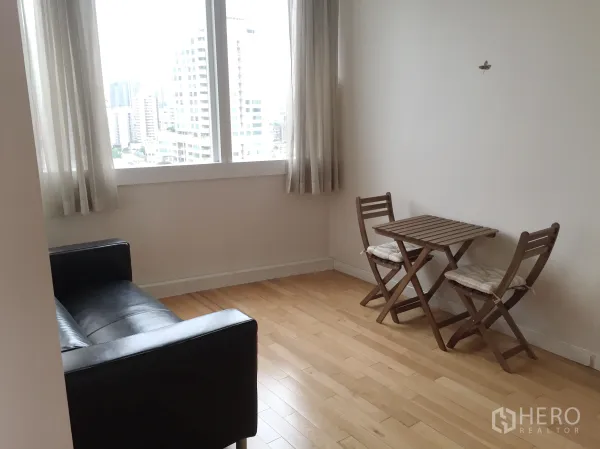 คอนโด ให้เช่าในKhlong Toei, Bangkok - มุมนั่งเล่นพร้อมโต๊ะทานข้าวเล็กข้างหน้าต่างบานใหญ่ มองเห็นวิวสุขุมวิท