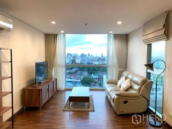 คอนโด ให้เช่าในWatthana, Bangkok - ห้องนั่งเล่นสว่าง โซฟาหนัง หน้าต่างเต็มบาน มุมมองเมืองกรุงเทพฯ