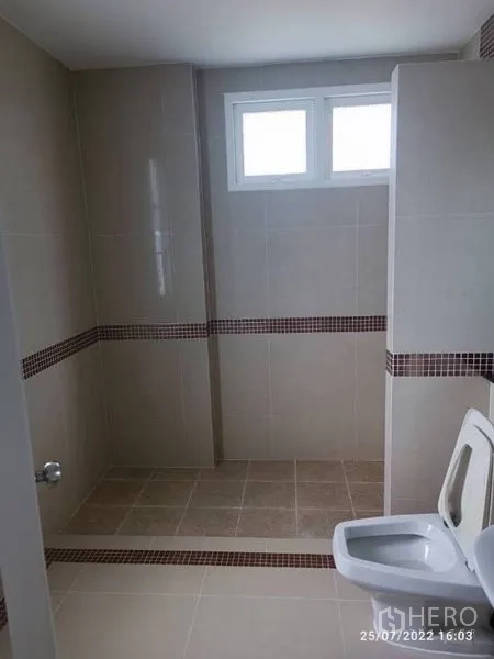 独立式住宅 出售在Prawet, Bangkok - 简洁卫浴，浅色瓷砖与淋浴区、窗口。