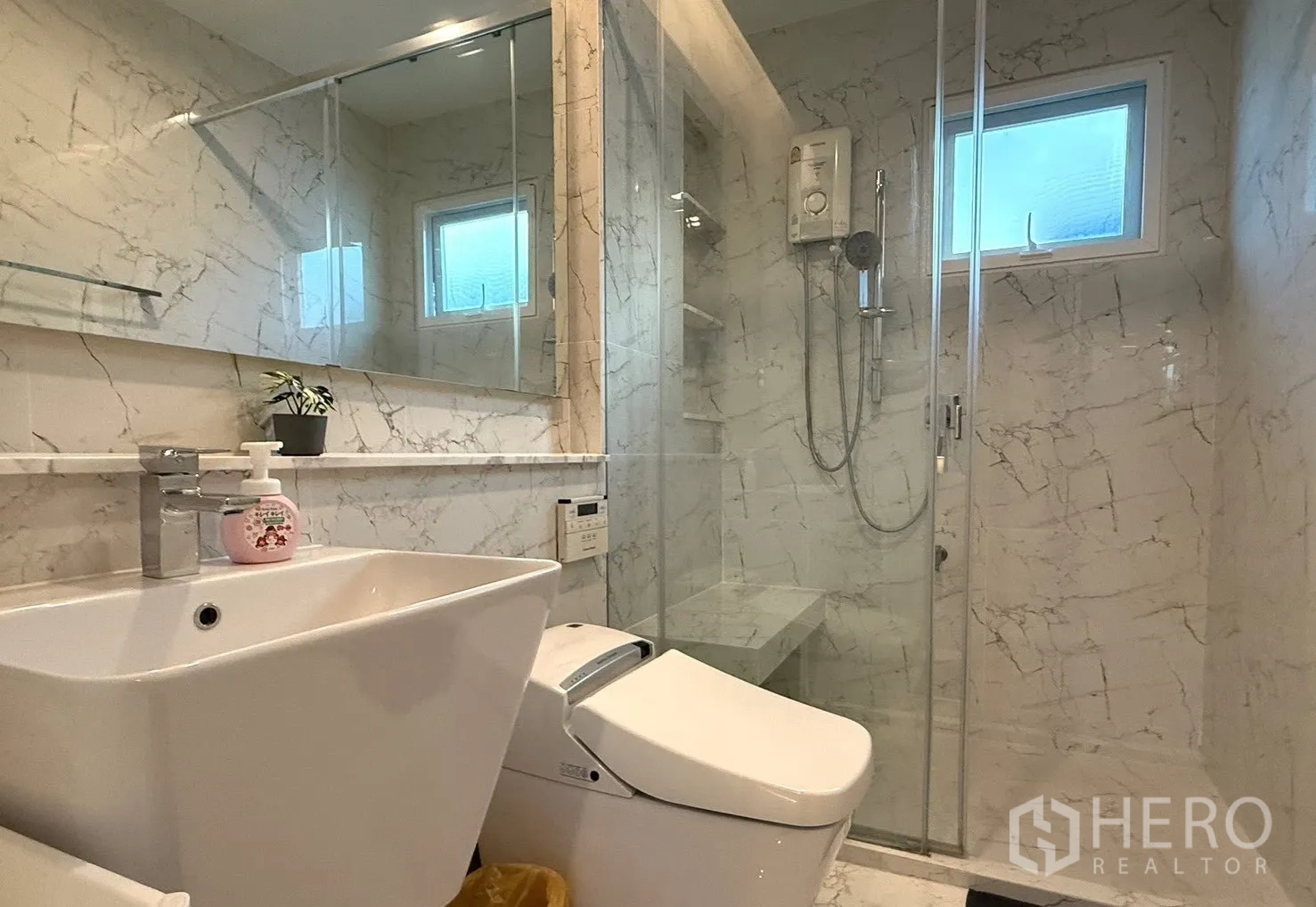 Detached House for rent in Prawet, Bangkok - Powder room with wall-mounted vanity and neutral tiles