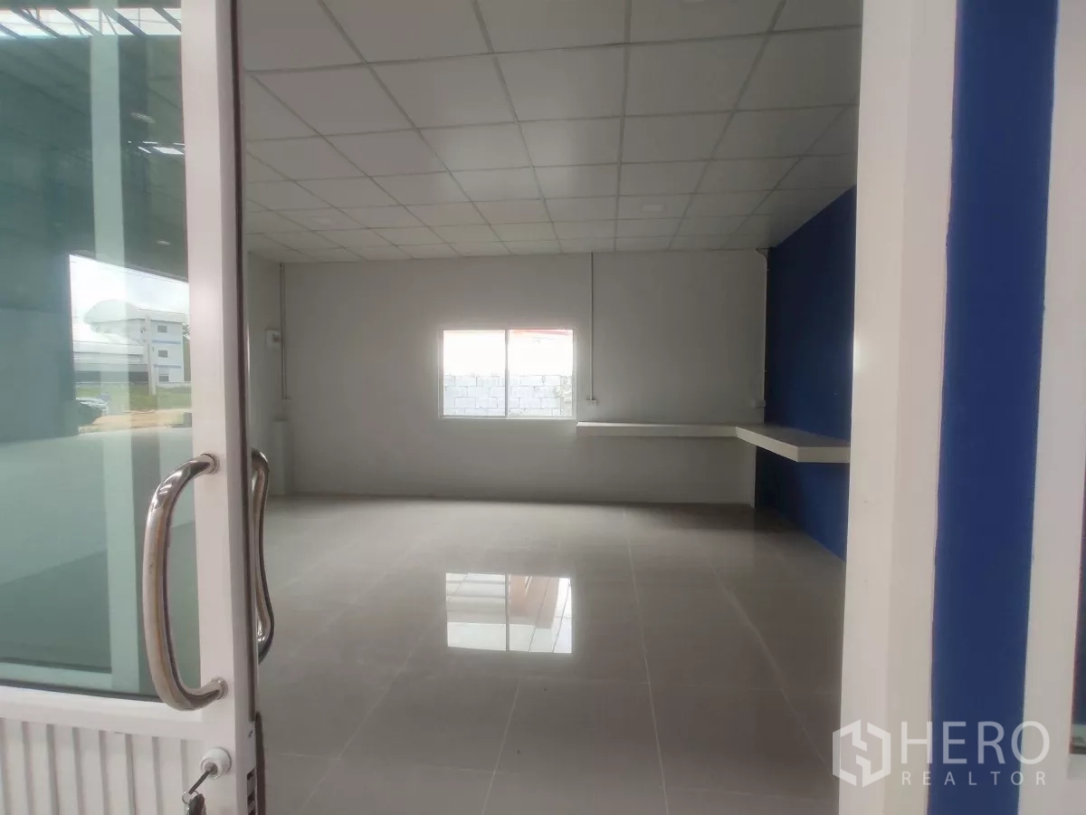 工厂 出售在Khlong Toei, Bangkok - 带窗与内置工作台的办公室，从玻璃门内侧望向室内。