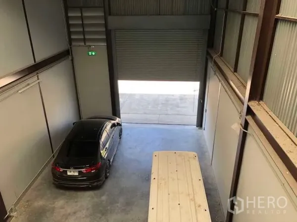 货栈 出租在Bang Phli, Samut Prakan - 从夹层俯瞰通高仓库地面与卷闸门入口。