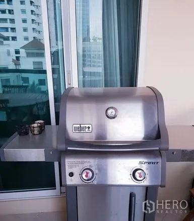 คอนโด ให้เช่าในWatthana, Bangkok - ระเบียงส่วนตัวพร้อมเตาย่างบาร์บีคิวสเตนเลส ถัดจากประตูกระจกบานเลื่อน