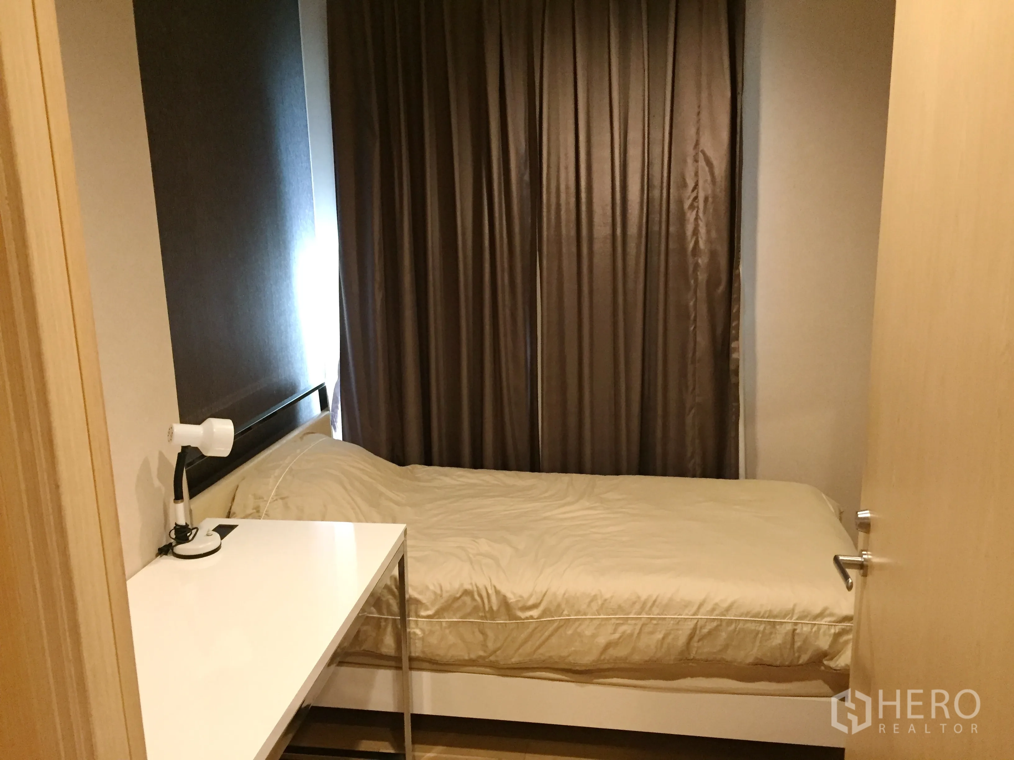 คอนโด ให้เช่าในKhlong Toei, Bangkok - ห้องนอนรองพร้อมเตียงเดี่ยว โต๊ะอ่านหนังสือ และผ้าม่านทึบเพื่อความเป็นส่วนตัว