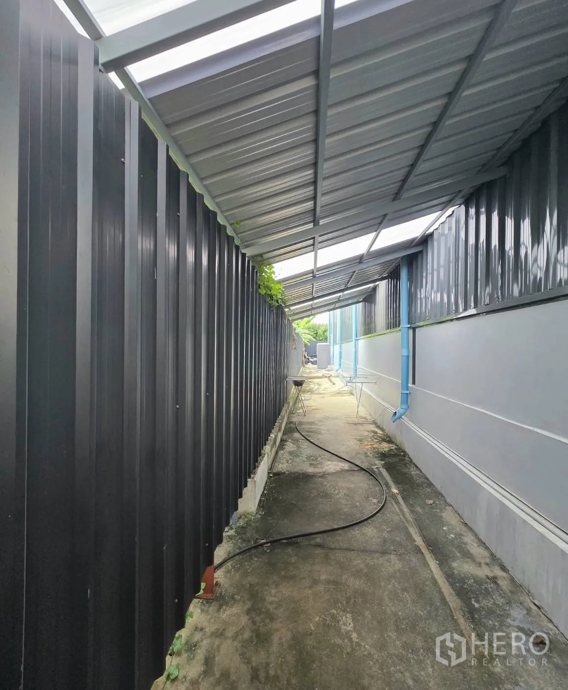 คลังสินค้า ให้เช่าในKhlong Toei, Bangkok - โถงทางเดินยาวแบบมุงหลังคาระหว่างรั้วและผนังโกดัง เหมาะเก็บของและเดินระบบ