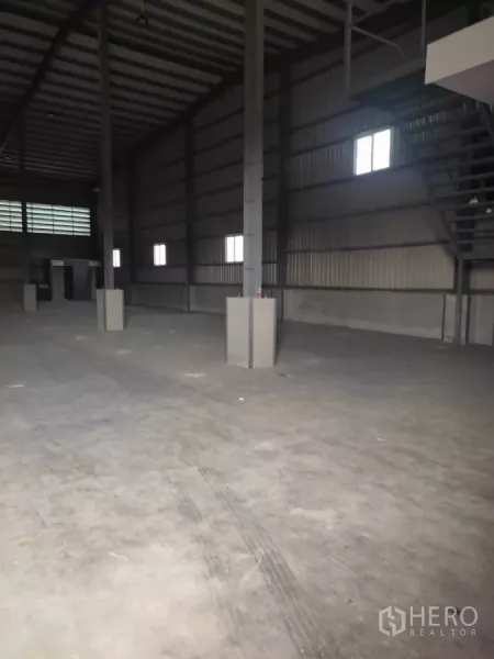 คลังสินค้า ให้เช่าในLat Krabang, Bangkok - พื้นที่โกดังแบบโอเพ่น แถวเสาเหล็ก บันไดขึ้นชั้นลอยสำนักงาน และผนังระบายอากาศ