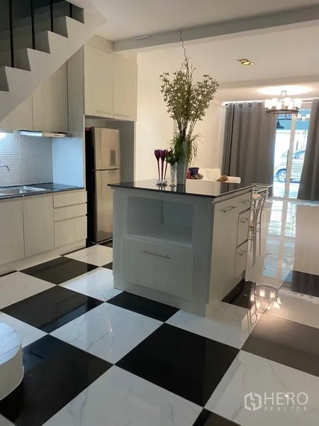 ทาวน์เฮาส์ ให้เช่าหรือขายในKhlong Toei, Bangkok - ครัวพร้อมไอส์แลนด์ ตู้เย็นสแตนเลส และม่านหน้าบ้าน