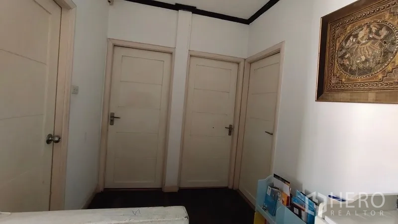 ทาวน์เฮาส์ ให้เช่าในWatthana, Bangkok - โถงชั้นบนมีประตูภายในสีขาวสามบาน