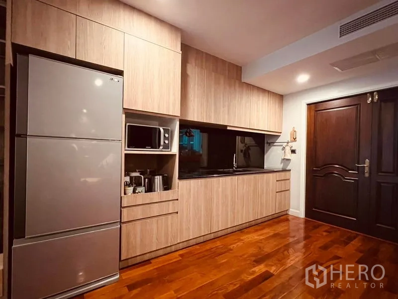 สำนักงานที่บ้าน ให้เช่าในKhlong Toei, Bangkok - แพนทรีครัวกะทัดรัด ตู้ลายไม้ท็อปสีดำ ไมโครเวฟบิลท์อิน และตู้เย็นทรงสูง