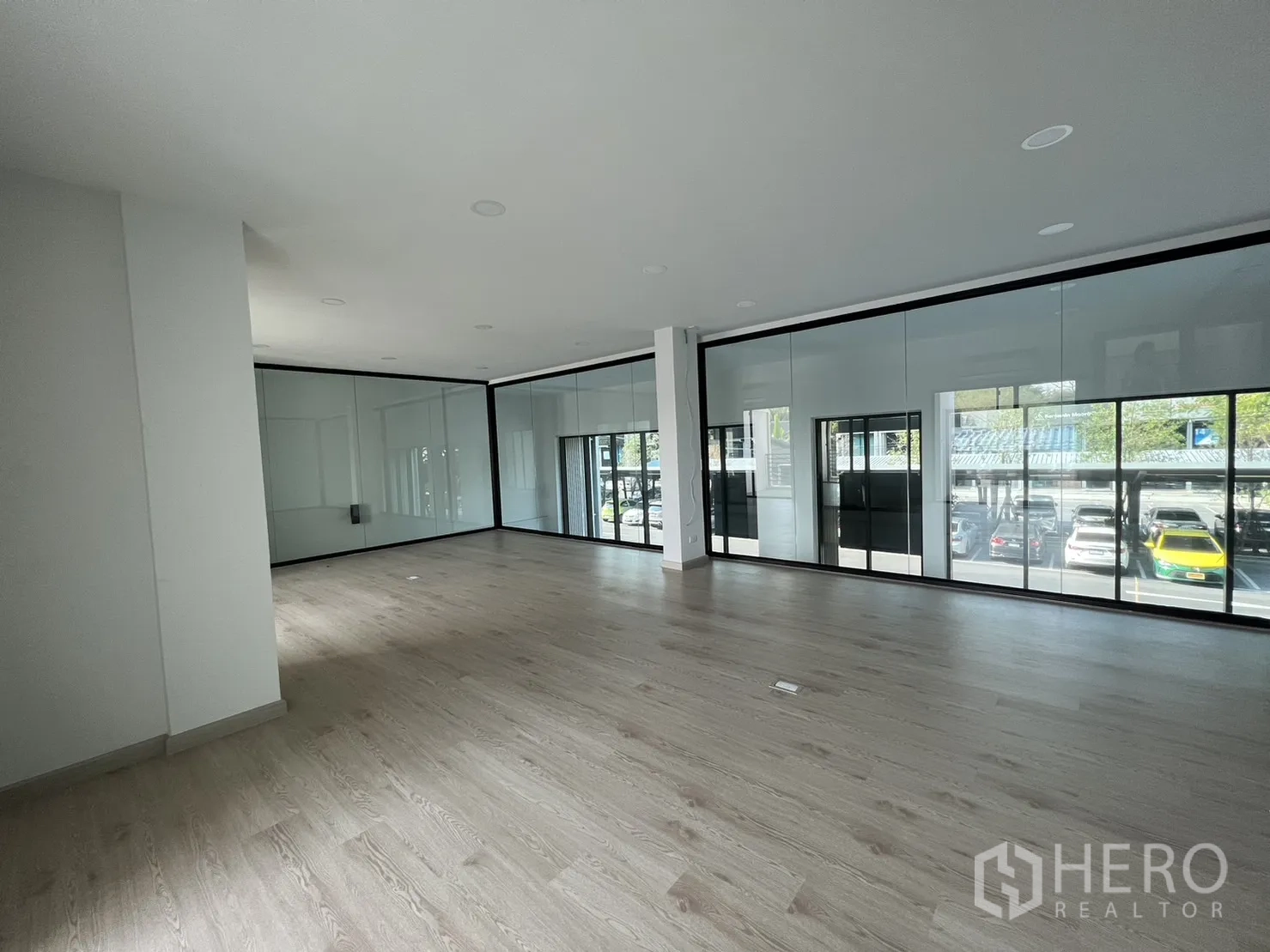 สำนักงานที่บ้าน ให้เช่าในBang Phli, Samut Prakan - พื้นที่ทำงานชั้นบนขนาดใหญ่ แสงธรรมชาติส่องถึงผ่านผนังกระจก