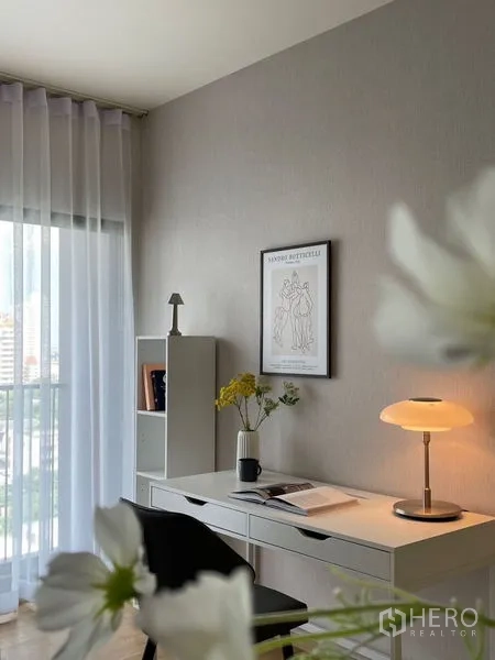 คอนโด ให้เช่าในWatthana, Bangkok - มุมทำงานสว่างใกล้หน้าต่างสูงจรดเพดานพร้อมผ้าม่านโปร่ง
