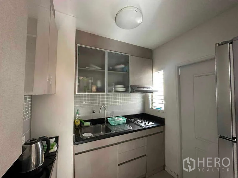 สำนักงานที่บ้าน ให้เช่าในChatuchak, Bangkok - ครัวบิวท์อินขนาดกะทัดรัด มีตู้เก็บของ ซิงก์ เตา และตู้เย็น