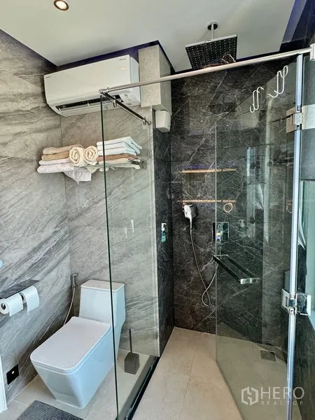 คอนโด ขายในWatthana, Bangkok - ห้องน้ำสไตล์โมเดิร์น ผนังหินอ่อนสีเทาและตู้กระจกอาบน้ำไร้กรอบ