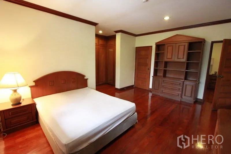 บ้าน ให้เช่าในPrawet, Bangkok - ห้องนอนอบอุ่น มีชั้นและตู้เสื้อผ้าบิลต์อิน หน้าต่างมุม และพื้นไม้