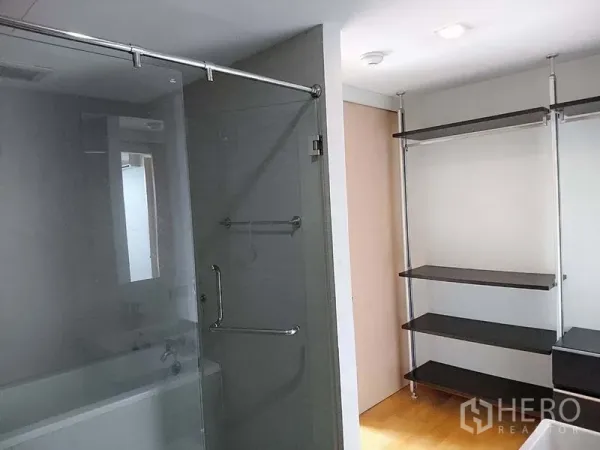 คอนโด ขายในKhlong Toei, Bangkok - ห้องน้ำพร้อมอ่างอาบน้ำกั้นกระจก และพื้นที่ตู้เสื้อผ้าแบบชั้นเปิด