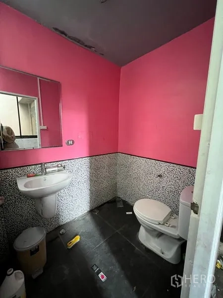 อาคารพาณิชย์ ให้เช่าในWatthana, Bangkok - ห้องน้ำผนังสีชมพู พร้อมอ่างล้างหน้า กระจก และโถสุขภัณฑ์