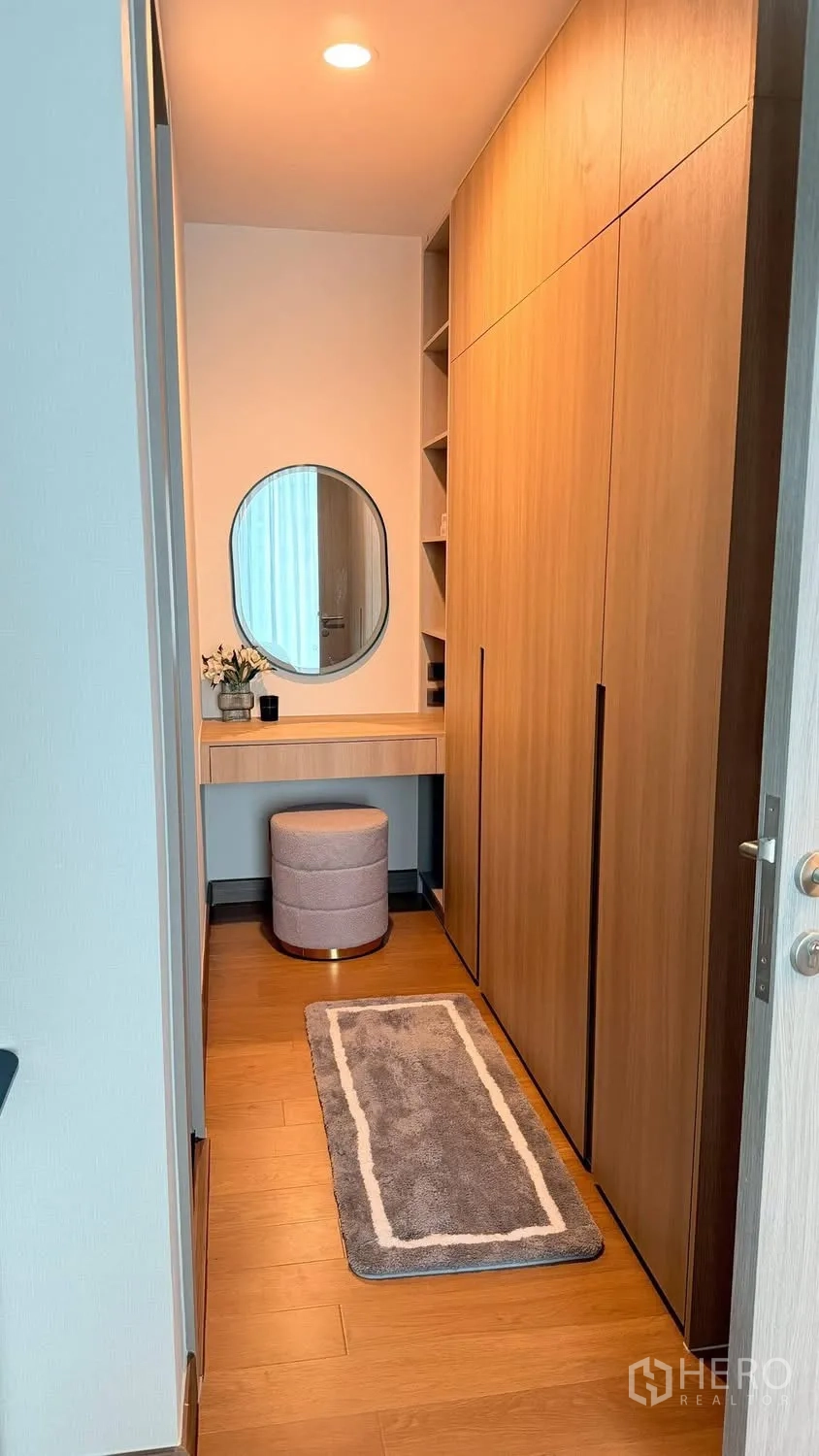Condominium for rent in Watthana, Bangkok - Walk-in dressing area with full-height wardrobes and a vanity table.