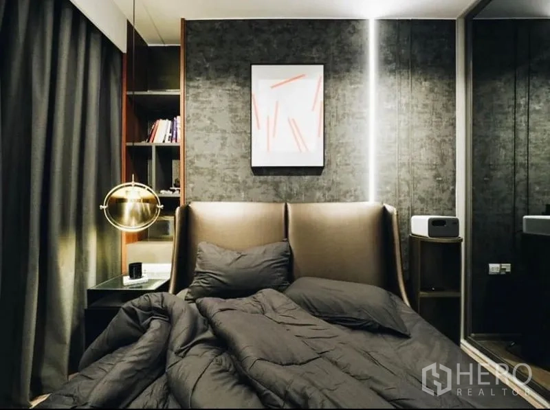คอนโด ให้เช่า - ห้องนอนใหญ่ผนังตกแต่งโทนเข้มและโคมไฟแขวนสีทอง