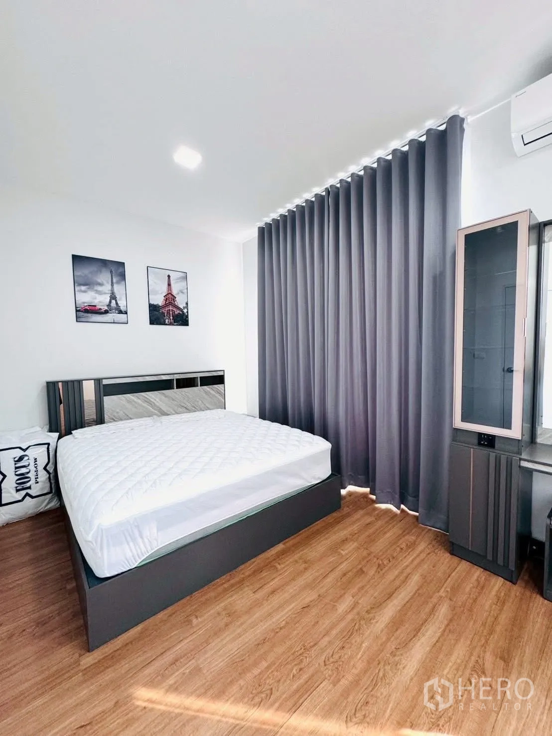 ทาวน์เฮาส์ for rent in Bang Phli, Samut Prakan - ห้องนอนรับแสงธรรมชาติ เตียงควีน หน้าต่างมุมห้อง ผ้าม่านสีเทา แอร์