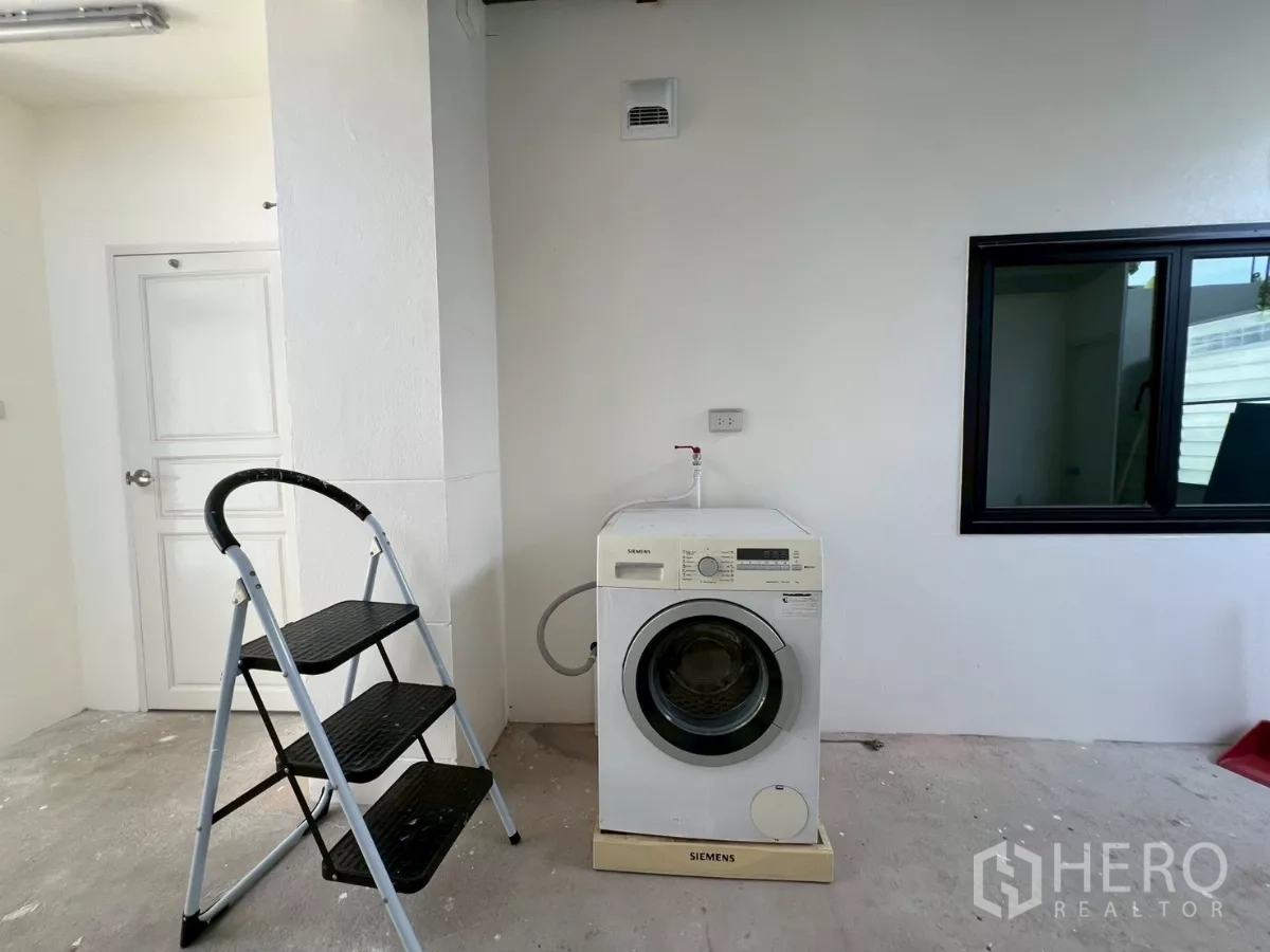 บ้าน ให้เช่าในSuan Luang, Bangkok - โซนซักล้างพร้อมเครื่องซักผ้า ในพื้นที่อเนกประสงค์ใช้งานสะดวก.
