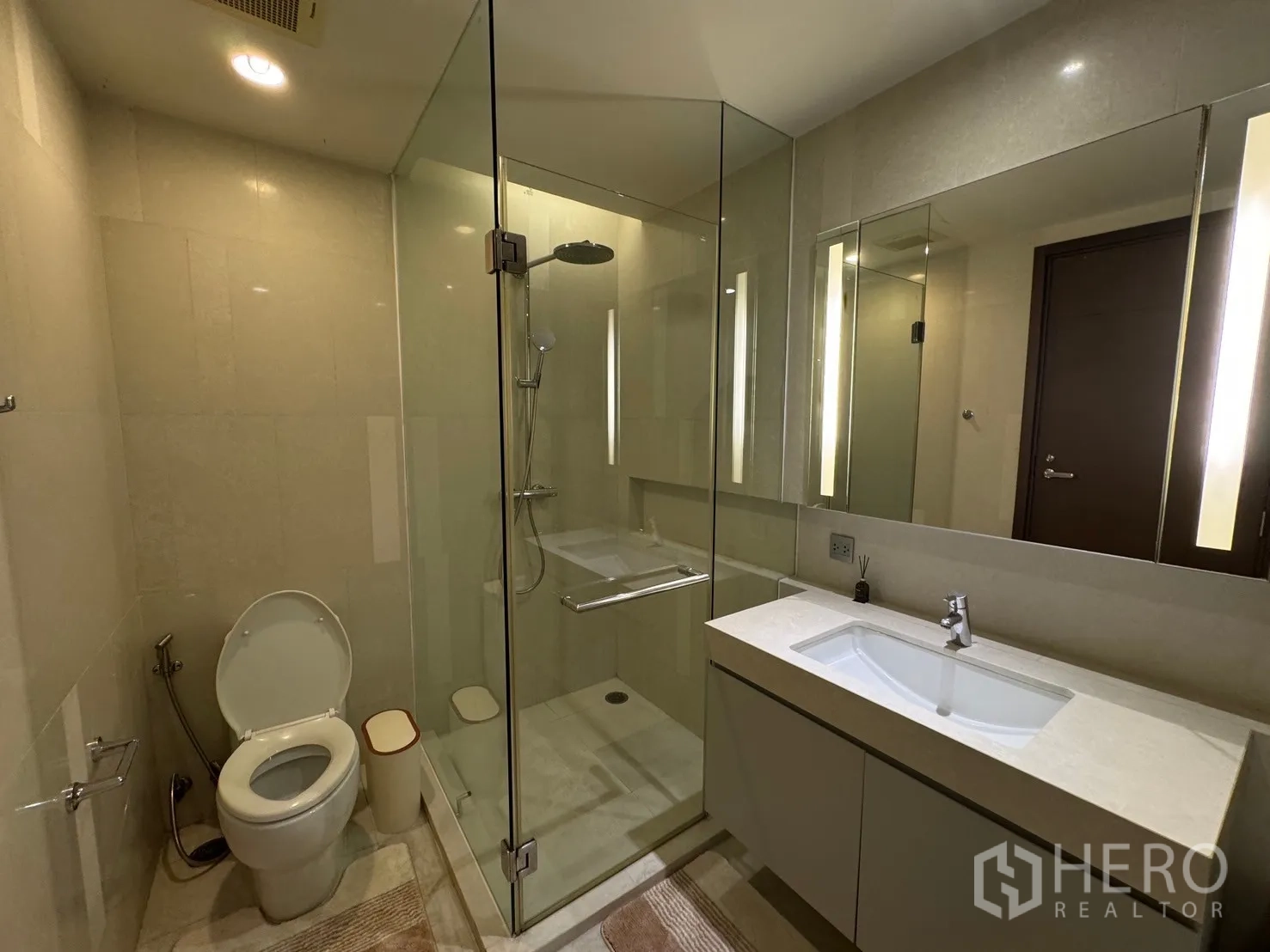 คอนโด ให้เช่าในWatthana, Bangkok - ห้องน้ำโมเดิร์นพร้อมโซนอาบน้ำกระจก กระจกไฟในตัว และเคาน์เตอร์อ่างล้างหน้ากว้าง