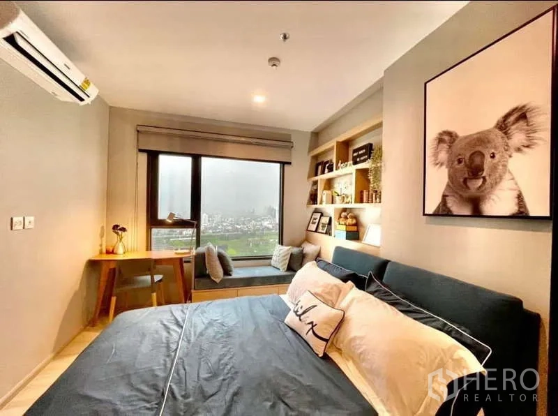 Condominium for rent in Pathum Wan, Bangkok - Bedroom with city-view window seat, work desk and built-in shelving