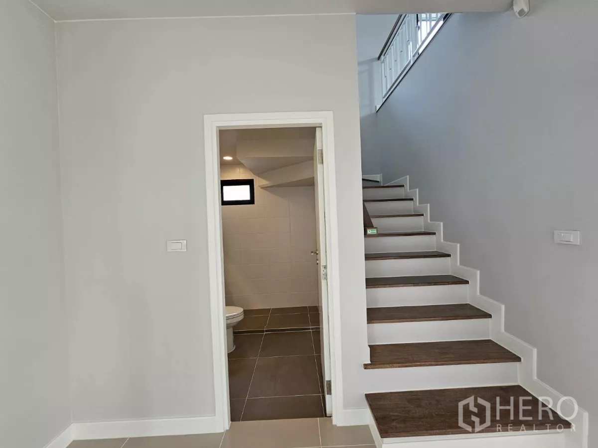 บ้าน ขายในLam Luk Ka, Pathum Thani - บันไดไม้พร้อมห้องน้ำใต้บันได