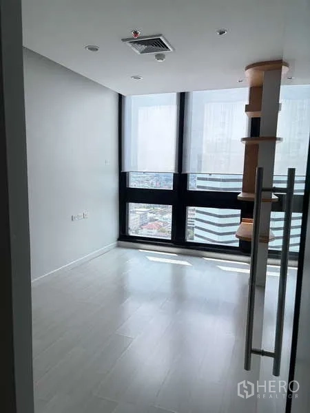 สำนักงาน ให้เช่าในBang Na, Bangkok - ห้องทำงานส่วนตัว หน้าต่างสูงจรดเพดาน มองเห็นวิวเมือง พร้อมชั้นวาง