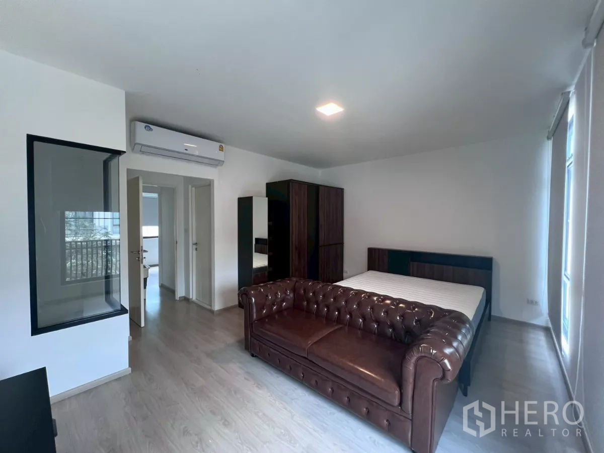 ทาวน์เฮาส์ ให้เช่าในBang Phli, Samut Prakan - ห้องนอนใหญ่พร้อมเครื่องปรับอากาศและประตูเชื่อมไปยังห้องอื่น