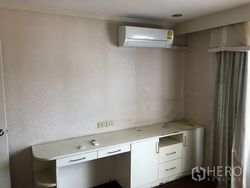 คอนโด ขายในWatthana, Bangkok - มุมโต๊ะทำงานบิลท์อินพร้อมลิ้นชัก ใต้เครื่องปรับอากาศ ถัดจากผ้าม่านระเบียง