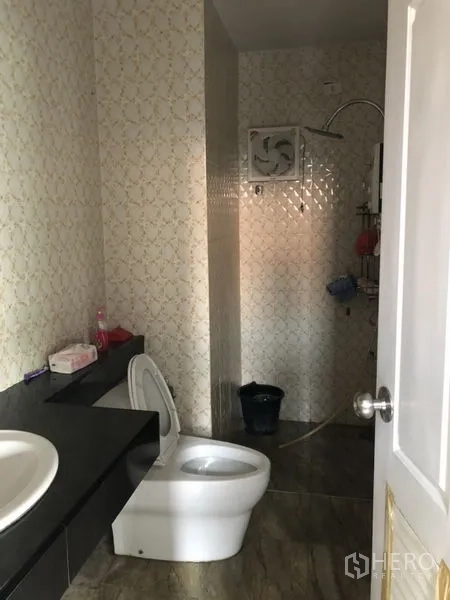 บ้าน ขายในLam Luk Ka, Pathum Thani - ห้องน้ำผนังลายพร้อมส่วนอาบน้ำแยก