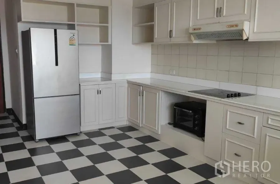 อพาร์ทเมนท์ ให้เช่าในKhlong Toei, Bangkok - ห้องครัวสว่าง ตู้สีขาว พื้นลายตาราง และตู้เย็นสแตนเลส