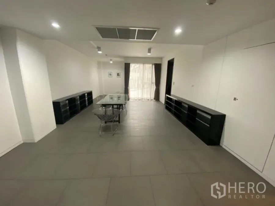 สำนักงาน ให้เช่าในPhaya Thai, Bangkok - พื้นที่ออฟฟิศแบบเปิดกว้าง ปูกระเบื้อง เพดานติดไฟ และหน้าต่างสูงเต็มบาน