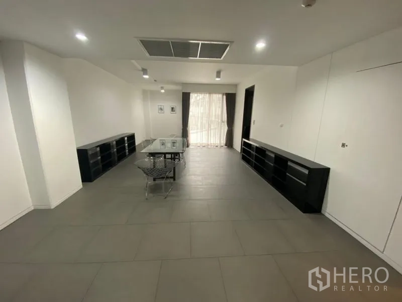 สำนักงาน ให้เช่าในPhaya Thai, Bangkok - พื้นที่ออฟฟิศแบบเปิดกว้าง ปูกระเบื้อง เพดานติดไฟ และหน้าต่างสูงเต็มบาน