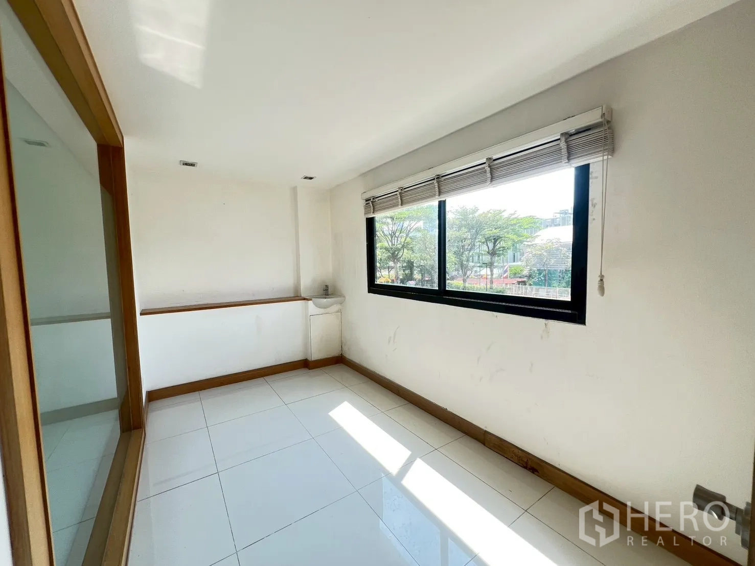 พื้นที่ขายของ for rent in Watthana, Bangkok - ห้องทำงานสว่างพร้อมหน้าต่างบานกว้าง ม่านบังตา และอ่างล้างมือมุมห้อง
