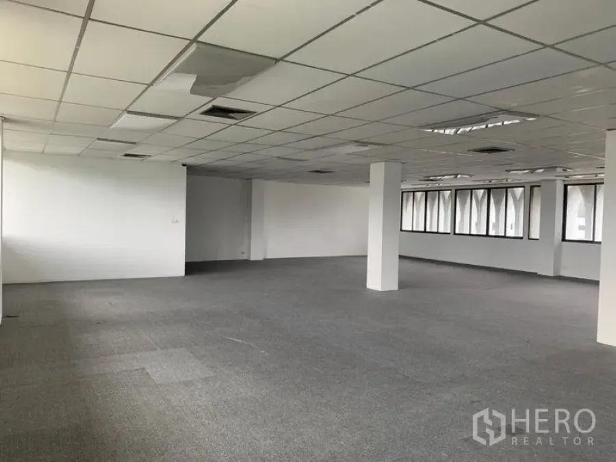 สำนักงาน ให้เช่าในRatchathewi, Bangkok - พื้นออฟฟิศว่าง ปูพรม มีเสาและแผ่นฝ้า พร้อมสำหรับตกแต่งผู้เช่า