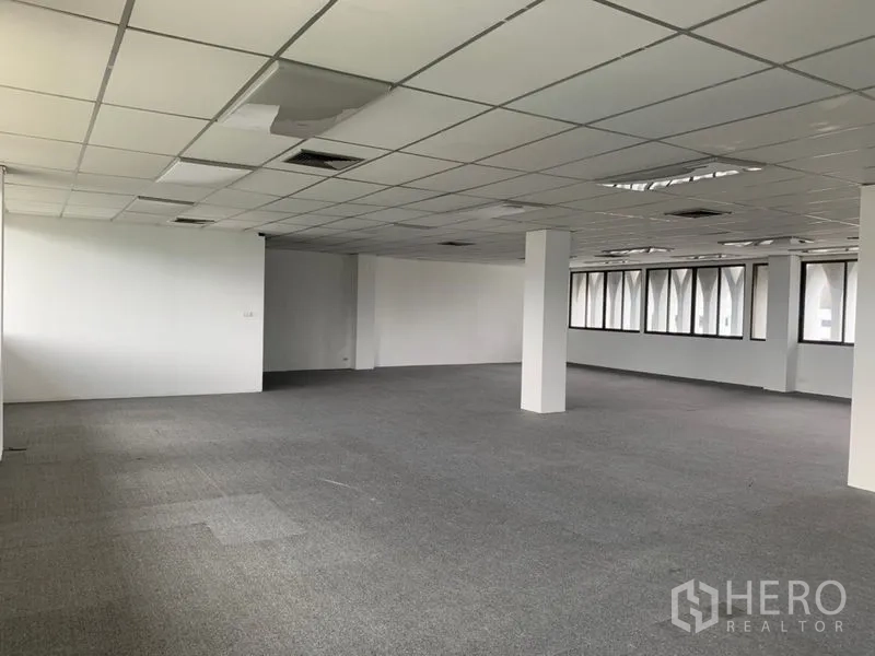 สำนักงาน ให้เช่าในRatchathewi, Bangkok - พื้นออฟฟิศว่าง ปูพรม มีเสาและแผ่นฝ้า พร้อมสำหรับตกแต่งผู้เช่า