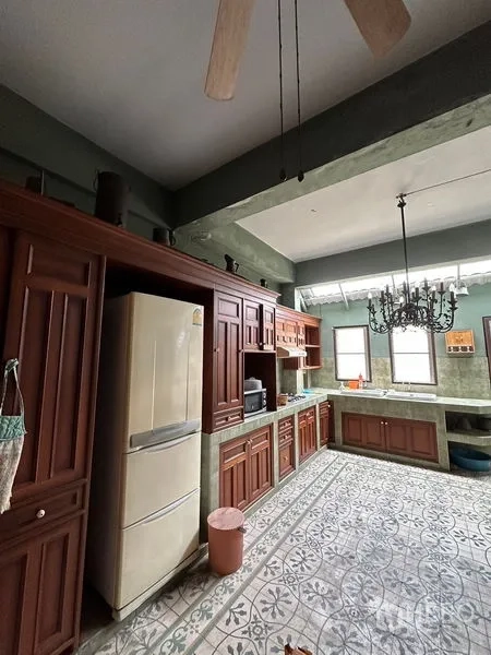 ทาวน์เฮาส์ ให้เช่าในKhlong Toei, Bangkok - ห้องครัวเพดานสูง พื้นกระเบื้องลาย และตู้ไม้ยาวตลอดแนว