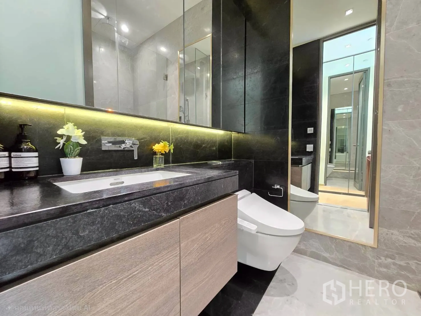 คอนโด for rent in Pathum Wan, Bangkok - ห้องน้ำสไตล์โรงแรม เคาน์เตอร์หิน กระจกไฟซ่อน และตู้ชาวเวอร์
