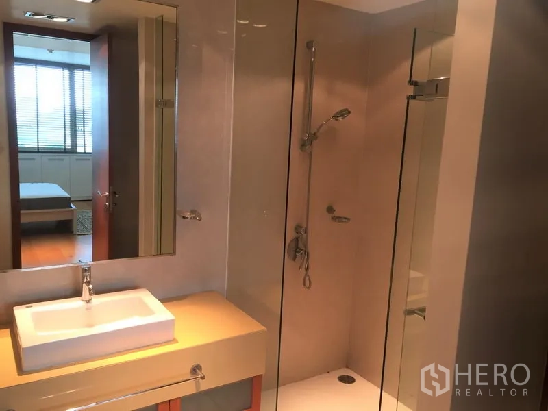 คอนโด ให้เช่าในKhlong Toei, Bangkok - ห้องน้ำสไตล์โมเดิร์นพร้อมตู้กระจกอาบน้ำและเคาน์เตอร์อ่างล้างหน้าเดี่ยว