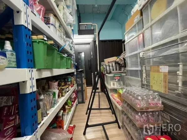 联排别墅 出售 - 杂物间，金属置物架整齐摆放各类用品。